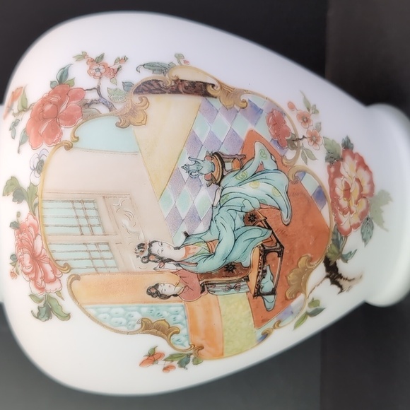 Vintage Frosted White Satin Oriental Ginger Jar with Lid. - Picture 3 of 11